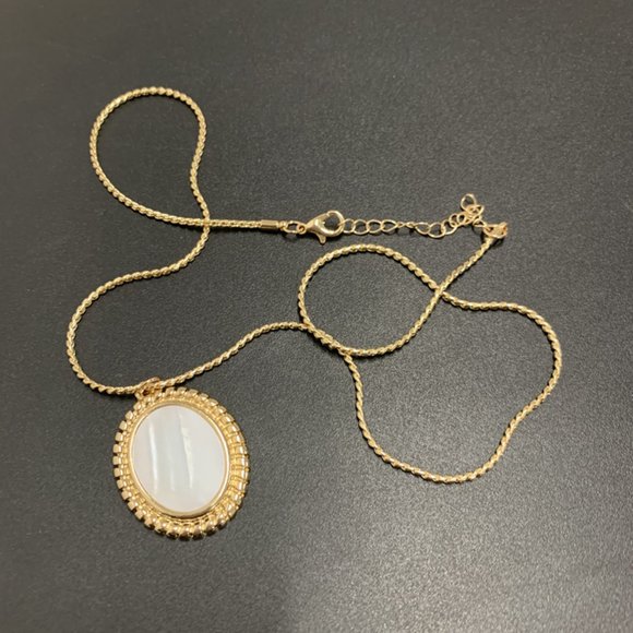 Mother Pearl Pendant Necklace Gold Chain - Picture 6 of 9